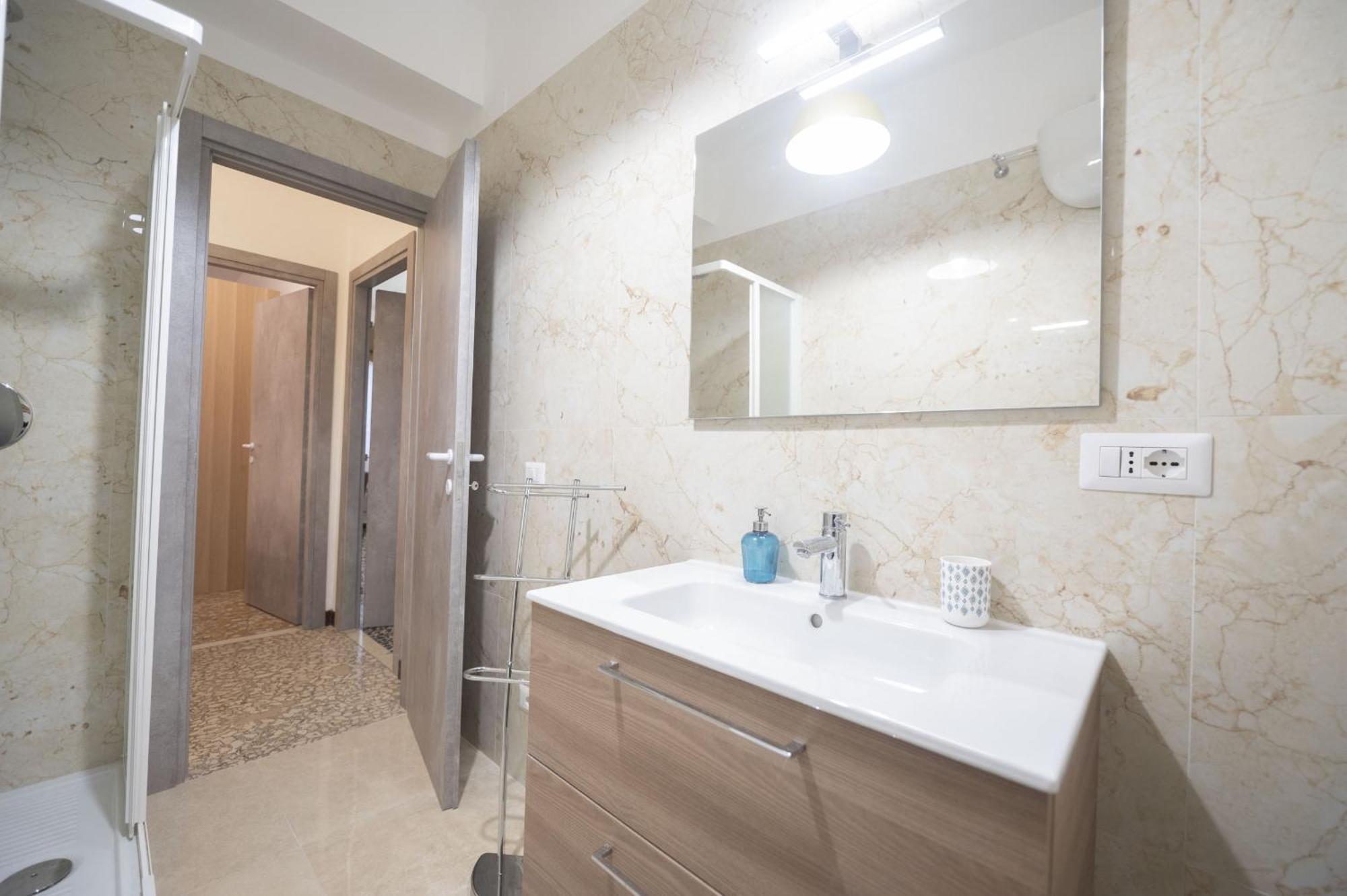 Spacious And Bright 3br Family Apartment Rom