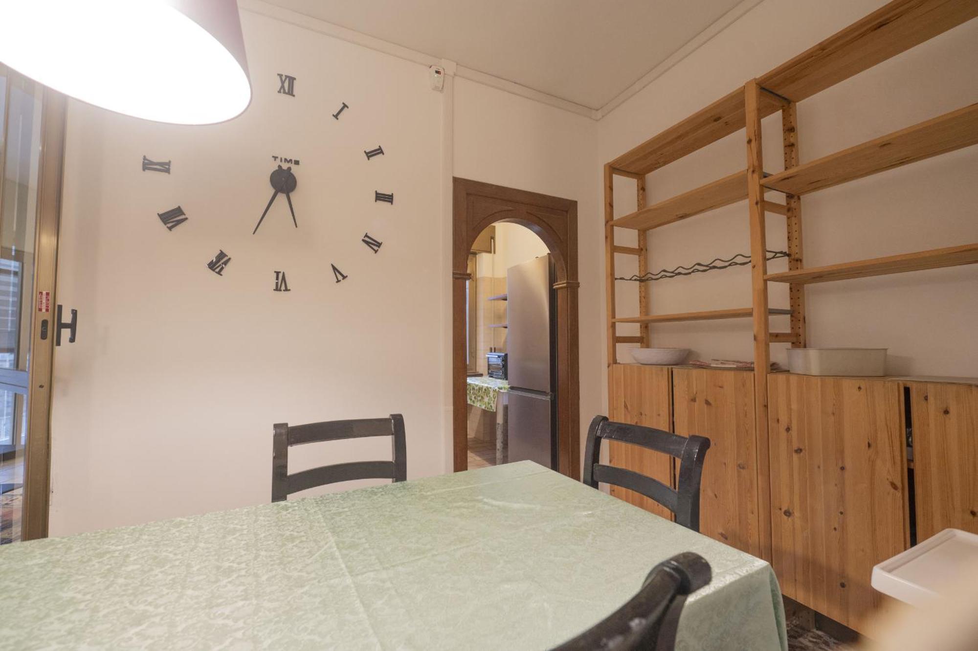 Spacious And Bright 3br Family Rom